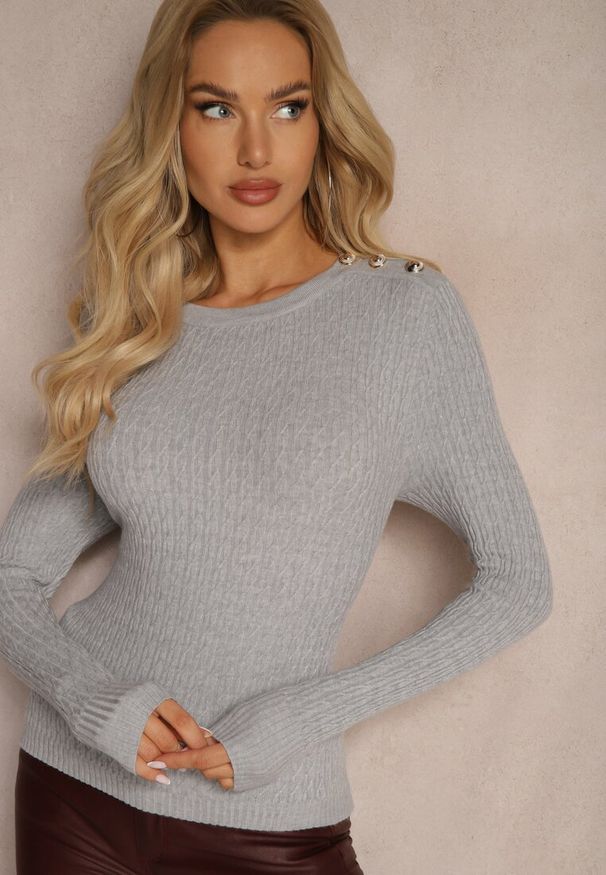 Renee - Jasnoszary Klasyczny Sweter Ramiona Ozdobione Guzikami Erissas. Okazja: na co dzień. Kolor: szary. Materiał: jeans. Wzór: aplikacja. Styl: klasyczny