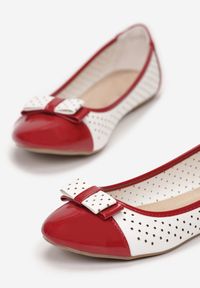 Born2be - Biało-Czerwone Balerinki Talilia. Nosek buta: okrągły. Zapięcie: bez zapięcia. Kolor: biały. Materiał: skóra ekologiczna, lakier. Szerokość cholewki: normalna. Wzór: ażurowy, aplikacja #4