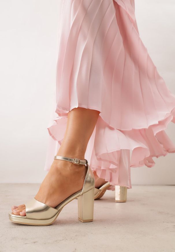 Renee - Złote Sandały VICES na Słupku i Grubej Podeszwie z Wkładką ze Skóry Naturalnej Adeia. Okazja: na urodziny, na wesele, na ślub cywilny, na imprezę. Zapięcie: pasek. Kolor: złoty. Materiał: skóra. Sezon: lato. Obcas: na słupku. Styl: elegancki