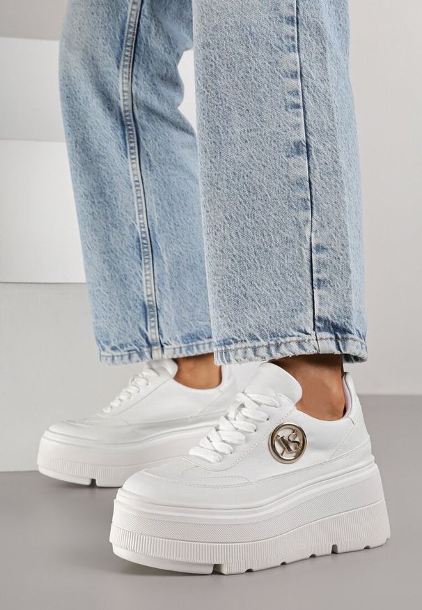 Renee - Białe Chunky Sneakersy Vices na Platformie z Okrągłym Detalem Sedvira. Okazja: na spacer. Nosek buta: okrągły. Kolor: biały. Materiał: jeans, koronka, skóra. Obcas: na platformie. Sport: turystyka piesza