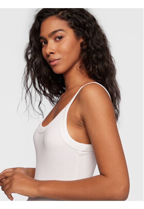 Gina Tricot Top Basic 14188 Biały Slim Fit. Kolor: biały. Materiał: bawełna