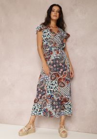Renee - Niebieska Sukienka Hesena. Typ kołnierza: dekolt kopertowy. Kolor: niebieski. Wzór: paisley. Typ sukienki: kopertowe. Materiał: materiał. Długość rękawa: bez rękawów. Sezon: wiosna, lato. Styl: boho. Długość: midi