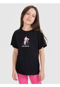 4f - 4F T-shirt regular z nadrukiem dziewczęcy - czarny 152 (11-12 lat). Okazja: na co dzień. Kolor: czarny. Materiał: dzianina, bawełna, jersey. Długość rękawa: krótki rękaw. Długość: krótkie. Wzór: nadruk. Sezon: lato. Styl: klasyczny, elegancki, sportowy, casual