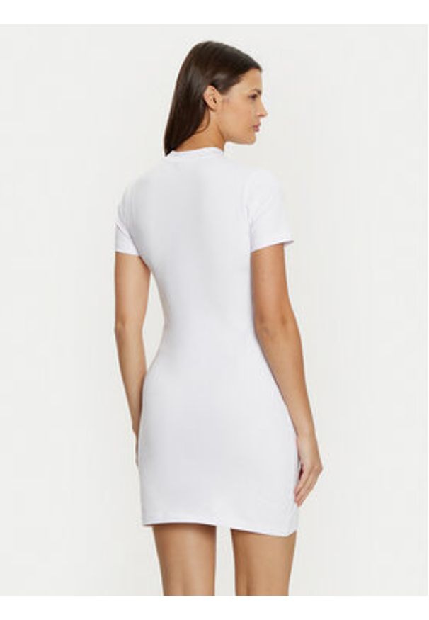 Guess Sukienka codzienna V4YK02 KCDH1 Biały Slim Fit. Okazja: na co dzień. Kolor: biały. Materiał: bawełna. Typ sukienki: proste. Styl: casual
