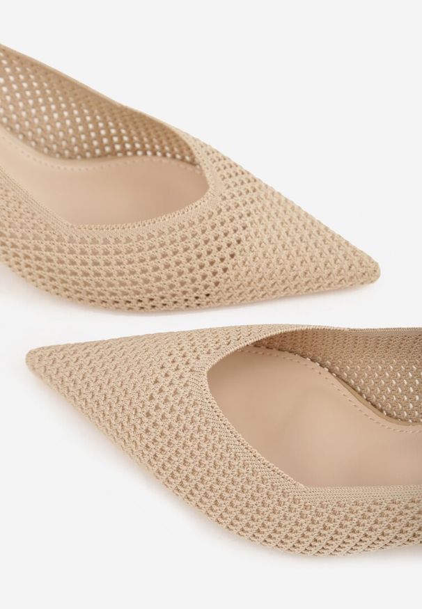 Renee - Beżowe Sandały Slingback z Ażurową Cholewką i Szpiczastym Noskiem Beethovia. Okazja: na wesele, na imprezę, na ślub cywilny. Nosek buta: szpiczasty. Kolor: beżowy. Materiał: jeans. Szerokość cholewki: normalna. Wzór: ażurowy. Styl: wizytowy