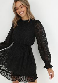 Born2be - Czarna Sukienka Koronkowa Wiązana w Pasie Mova. Okazja: na co dzień. Kolor: czarny. Materiał: koronka. Wzór: motyw zwierzęcy, nadruk, ażurowy. Styl: casual, elegancki. Długość: mini #6