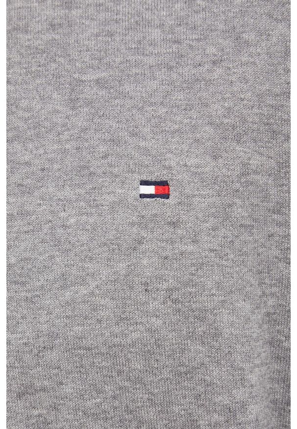 TOMMY HILFIGER - Tommy Hilfiger sweter męski kolor szary lekki. Okazja: na co dzień. Kolor: szary. Materiał: dzianina. Długość rękawa: długi rękaw. Długość: długie. Styl: casual