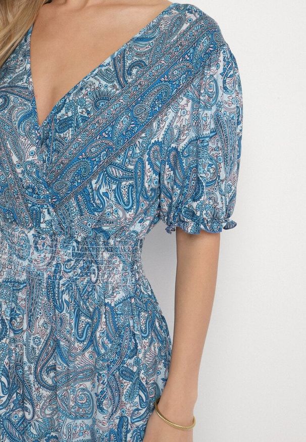 Born2be - Niebieska Bawełniana Sukienka o Rozkloszowanym Kroju we Wzór Paisley Folurelle. Typ kołnierza: dekolt w serek. Kolor: niebieski. Materiał: bawełna. Długość rękawa: krótki rękaw. Wzór: paisley. Styl: elegancki, klasyczny