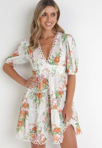 Born2be - Biała Rozkloszowana Sukienka Mini w Kwiaty z Koronką przy Dekolcie i Falbanką Daninia. Kolor: biały. Materiał: koronka. Długość rękawa: krótki rękaw. Wzór: koronka, kwiaty. Długość: mini #1