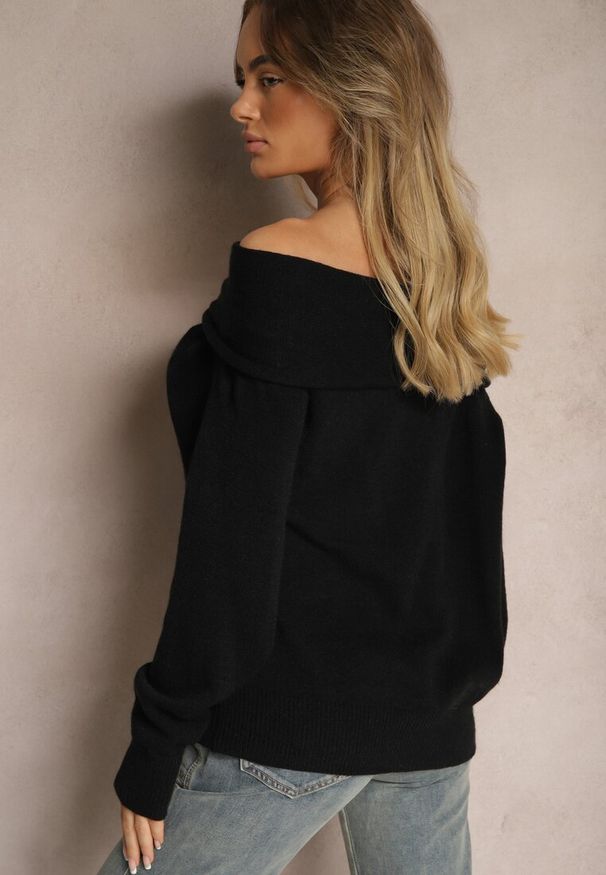 Renee - Czarny Sweter Off Shoulder z Wiskozą z Ozdobnym Marszczeniem przy Dekolcie Nelilda. Okazja: na co dzień. Kolor: czarny. Materiał: wiskoza. Wzór: ze splotem, gładki. Styl: elegancki, casual