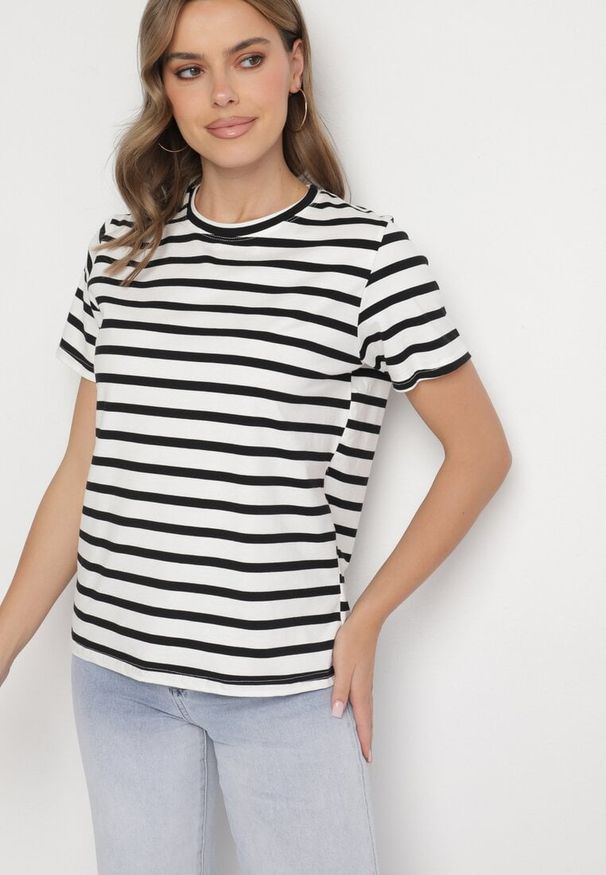 Born2be - Czarna Bluzka z Bawełny w Paski Senala. Okazja: na co dzień. Kolor: czarny. Materiał: bawełna. Długość rękawa: krótki rękaw. Długość: krótkie. Wzór: paski. Styl: klasyczny, casual