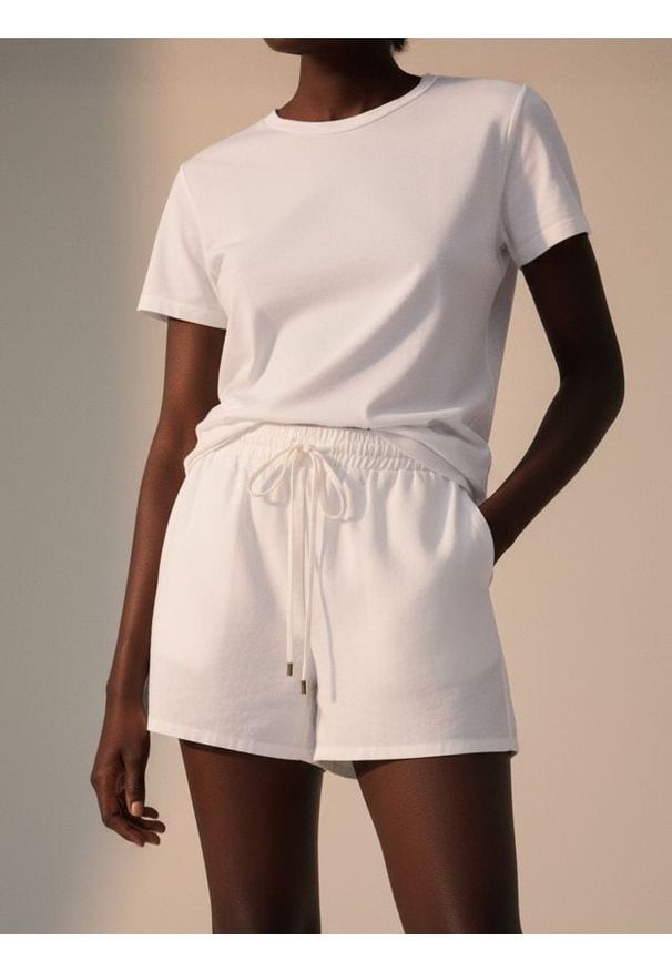 Sinsay - Szorty z mieszanki wiskozy i bawełny - kremowy. Kolor: kremowy. Materiał: wiskoza, bawełna