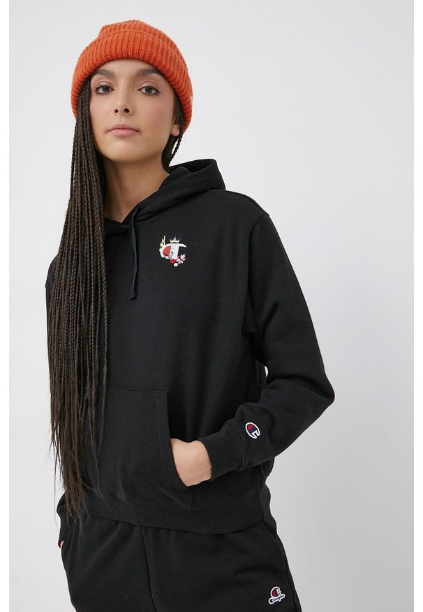 Champion bluza damska kolor czarny z kapturem gładka. Typ kołnierza: kaptur. Kolor: czarny. Materiał: dzianina, włókno. Długość rękawa: długi rękaw. Długość: długie. Wzór: gładki