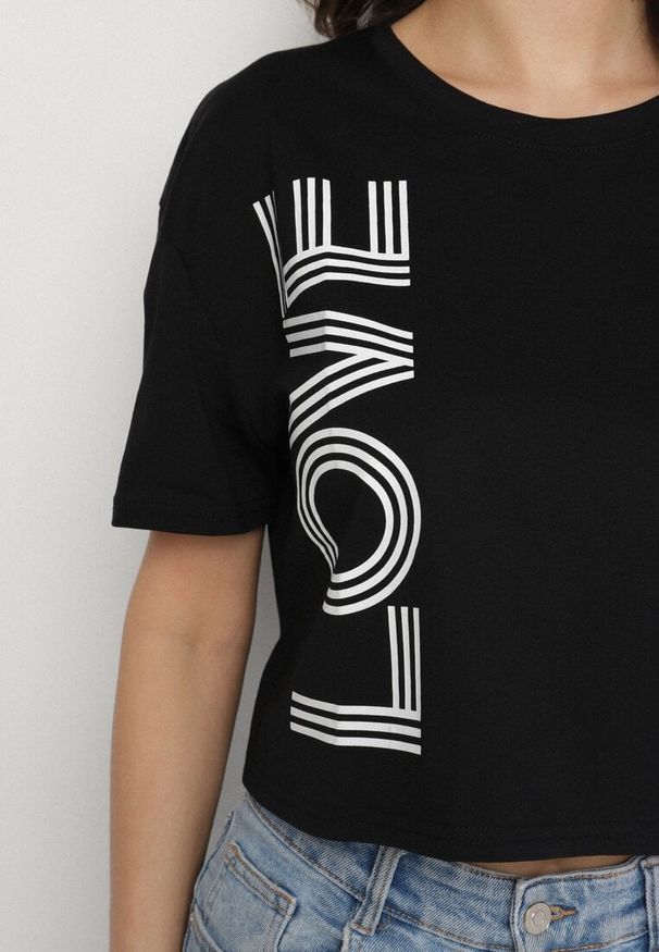 Born2be - Czarny Krótki Bawełniany T-shirt z Napisem Sannirra. Okazja: na co dzień. Kolor: czarny. Materiał: bawełna. Długość: krótkie. Wzór: napisy. Styl: klasyczny, casual