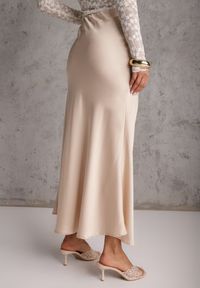 Renee - Beżowa Koktajlowa Spódnica z Satyny o Rozkloszowanym Kroju Zinnivira. Kolor: beżowy. Materiał: satyna. Styl: wizytowy #5