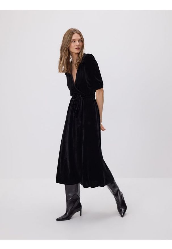 Reserved - Welurowa sukienka midi - czarny. Kolor: czarny. Materiał: welur. Styl: klasyczny. Długość: midi