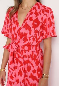 Born2be - Czerwono-Różowa Kopertowa Sukienka z Gumką w Pasie i Materiałowym Paskiem z Ozdobnymi Wycięciami Agea. Okazja: na randkę, na co dzień. Kolor: czerwony. Materiał: materiał. Długość rękawa: krótki rękaw. Typ sukienki: kopertowe. Styl: casual, elegancki #7