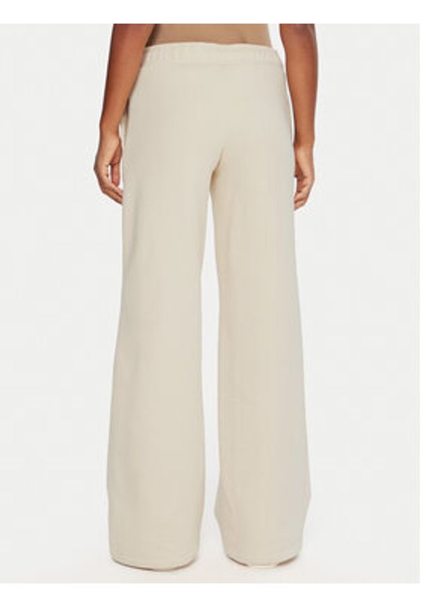 Guess Jeans Spodnie dresowe W5BB04 KC811 Beżowy Wide Leg. Kolor: beżowy. Materiał: bawełna