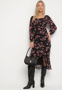 Born2be - Czarno-Różowa Taliowana Sukienka VICES z Falbankami i Bufiastymi Rękawami Aruvita. Okazja: na wesele, na ślub cywilny. Typ kołnierza: kołnierz z falbankami. Kolor: czarny. Materiał: lakier. Typ sukienki: oversize. Styl: klasyczny #7