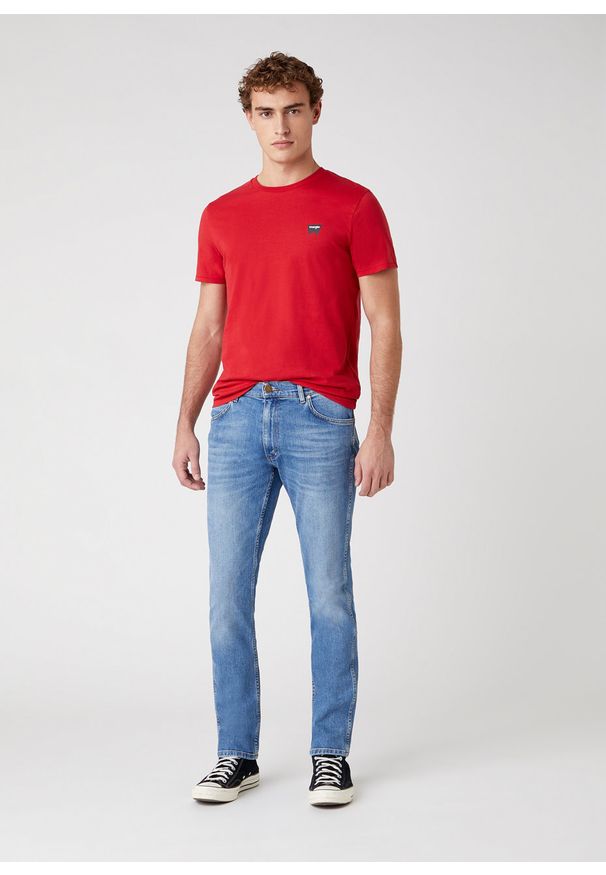 Wrangler - WRANGLER SS SIGN OFF TEE MĘSKI T-SHIRT KOSZULKA NADRUK LOGO SCARLET RED W7C07D3UU 112131608. Wzór: nadruk