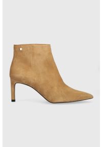 BOSS botki zamszowe Janet Bootie 70-S damskie kolor beżowy na szpilce 50498739. Kolor: beżowy. Materiał: zamsz. Obcas: na szpilce. Wysokość obcasa: średni #1