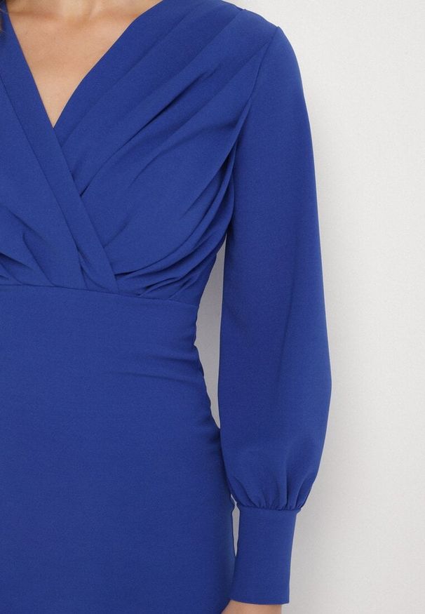 Born2be - Niebieska Dopasowana Sukienka Koktajlowa z Kopertowym Dekoltem Redalia. Okazja: na imprezę. Typ kołnierza: dekolt kopertowy. Kolor: niebieski. Typ sukienki: kopertowe. Styl: wizytowy