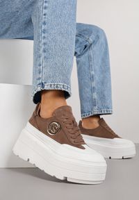 Renee - Brązowo-Białe Chunky Sneakersy Vices na Platformie z Okrągłym Detalem Sedvira. Okazja: na spacer. Nosek buta: okrągły. Kolor: brązowy. Materiał: jeans, koronka, skóra. Obcas: na platformie. Sport: turystyka piesza