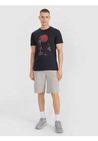 4f - 4F T-shirt oversize z nadrukiem męski - czarny XXL. Okazja: na co dzień. Kolor: czarny. Materiał: bawełna, materiał, jersey. Długość rękawa: krótki rękaw. Długość: krótkie. Wzór: nadruk. Styl: klasyczny, sportowy, casual