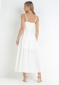 Born2be - Biała Rozkloszowana Sukienka Maxi na Cienkich Ramiączkach Isarta. Kolor: biały. Długość rękawa: na ramiączkach. Styl: boho. Długość: maxi