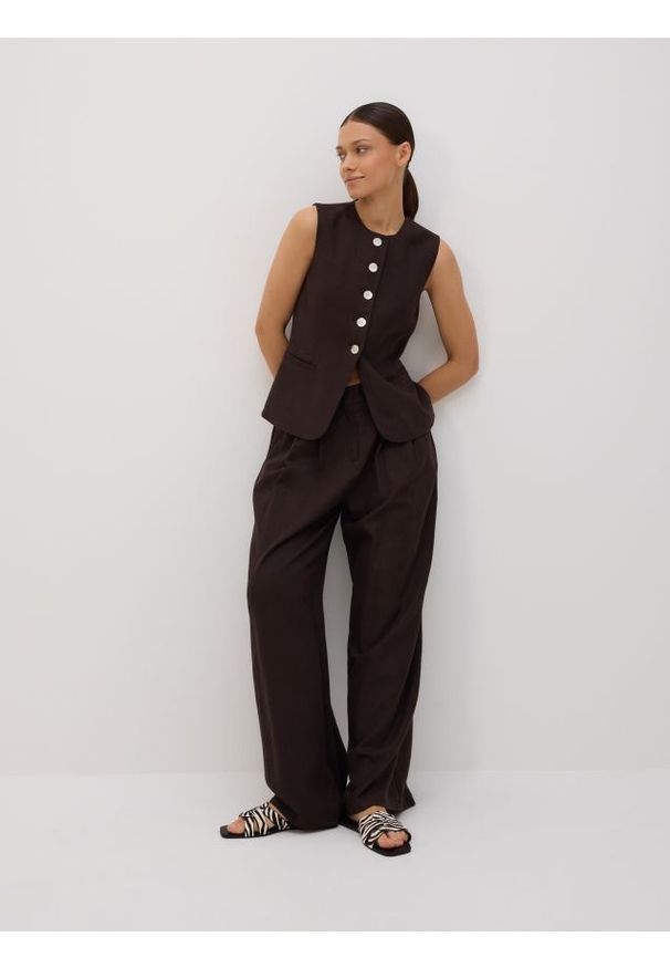 Reserved - Spodnie wide leg - ciemnobrązowy. Kolor: brązowy. Materiał: tkanina, len, wiskoza