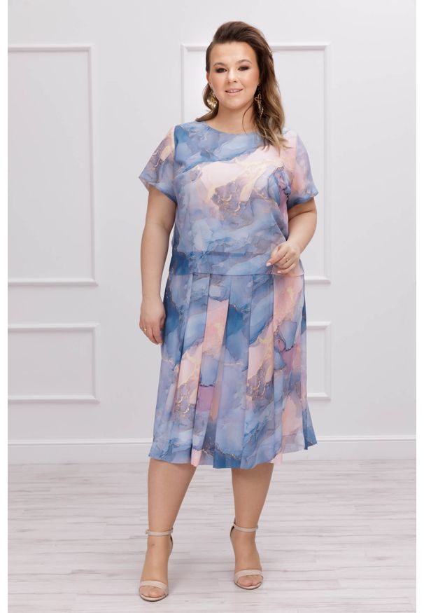 Moda Size Plus Iwanek - Szyfonowa sukienka Morena w błękitno-różowy marmurkowy print XXL OVERSIZE LATO. Okazja: na co dzień. Kolor: niebieski, wielokolorowy, różowy. Materiał: szyfon. Długość rękawa: krótki rękaw. Wzór: nadruk. Sezon: lato. Typ sukienki: oversize. Styl: casual