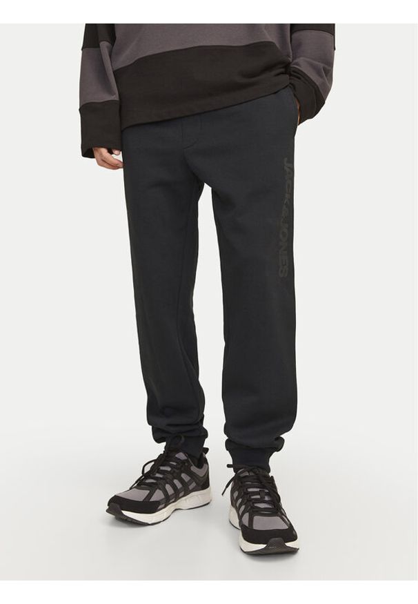 Jack & Jones - Jack&Jones Spodnie dresowe Gordon 12258477 Czarny Regular Fit. Kolor: czarny. Materiał: syntetyk, bawełna