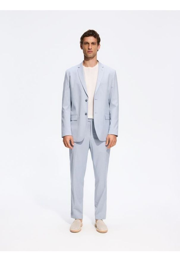 Reserved - Garniturowe spodnie slim fit - jasnoniebieski. Kolor: niebieski. Materiał: wiskoza, tkanina