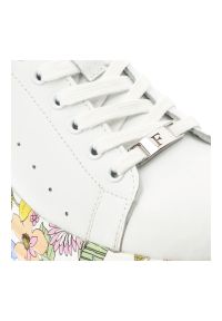 Sneakersy damskie Filippo, cholewka ze skóry naturalnej licowej z klasycznym sznurowaniem i delikatną perforacją po bokach, masywna platforma z dekor. Okazja: na co dzień. Kolor: biały. Materiał: skóra. Szerokość cholewki: normalna. Wzór: gładki, kolorowy. Obcas: na platformie #9