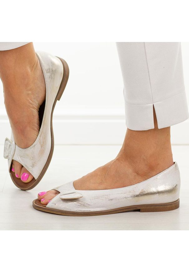 DEONI - Złote przec. n04 skórzane płaskie Polskie sandały damskie Deoni D489. Okazja: na co dzień, na spacer. Kolor: złoty. Materiał: skóra. Sezon: wiosna, lato. Styl: casual, klasyczny, elegancki