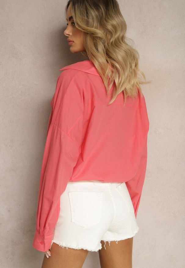 Renee - Ciemnoróżowa Koszula z Bawełny z Dłuższym Tyłem i Gumką z Możliwością Ściągnięcia Sasina. Okazja: na spotkanie biznesowe. Typ kołnierza: kołnierzyk klasyczny. Kolor: różowy. Materiał: bawełna. Długość: długie. Styl: klasyczny, biznesowy