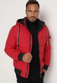 Born2be - Czerwona Pikowana Kurtka z Odpinanym Kapturem Amiotte. Kolor: czerwony. Wzór: aplikacja #5