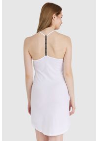 Guess - GUESS Biała sukienka z trójkątnym logo. Kolor: biały. Materiał: bawełna. Wzór: nadruk