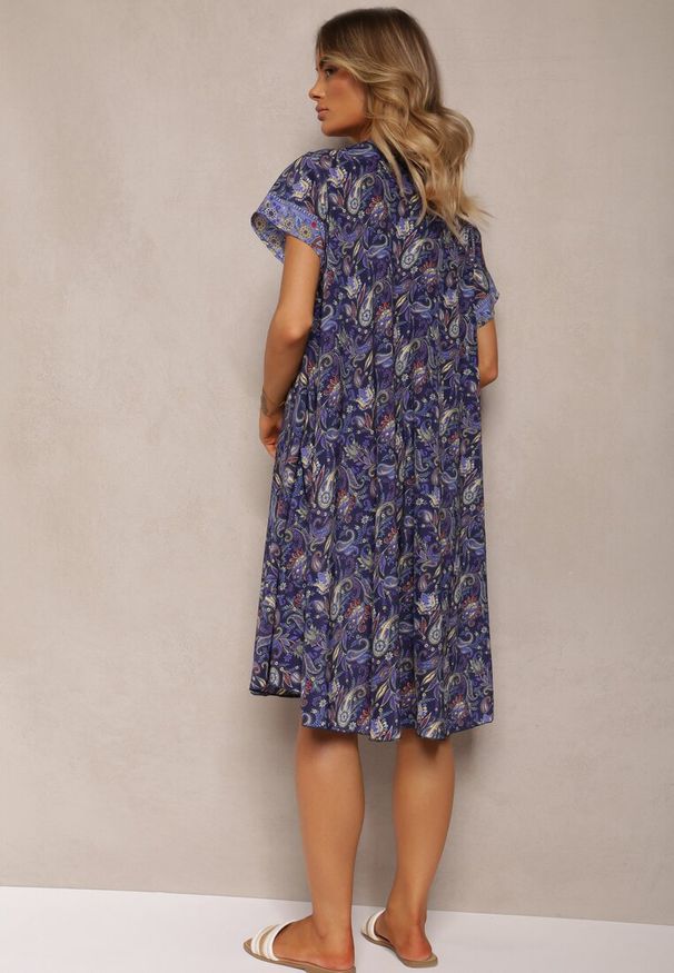 Renee - Granatowa Rozkloszowana Sukienka z Wiskozy w Kwiaty Rivanira. Okazja: na co dzień. Kolor: niebieski. Materiał: wiskoza. Wzór: kwiaty. Sezon: lato. Typ sukienki: proste. Styl: casual