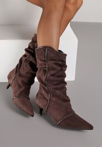 Born2be - Brązowe Marszczone Botki na Obcasie Typu Kaczuszka ze Sznurkiem i Ozdobą Avidvire. Okazja: na co dzień. Kolor: brązowy. Materiał: jeans. Wzór: aplikacja. Obcas: na obcasie. Styl: casual, elegancki. Wysokość obcasa: średni #5