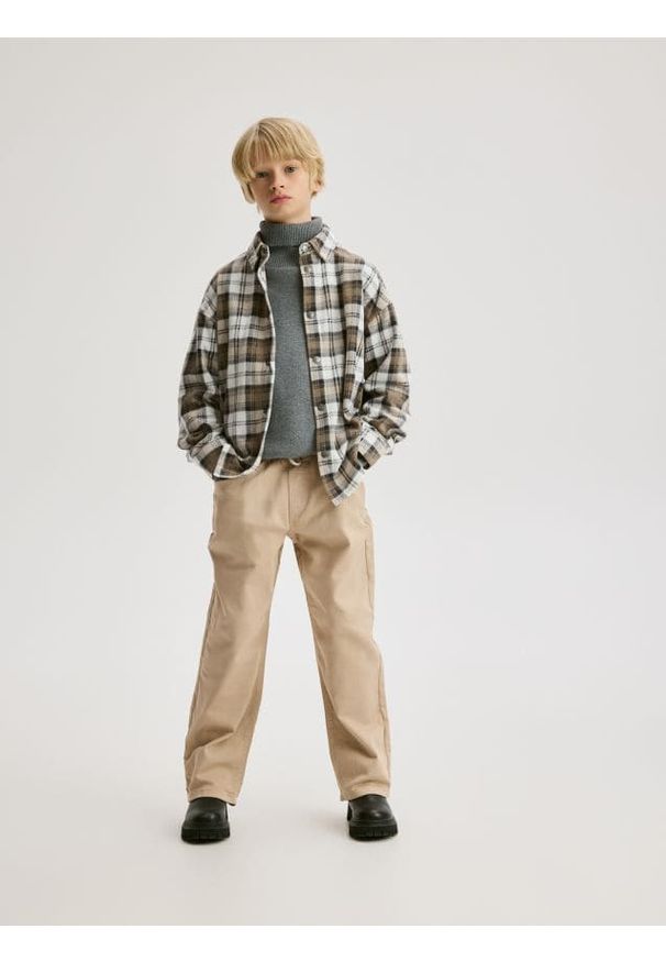 Reserved - Wysokoelastyczne spodnie regular - beżowy. Kolor: beżowy. Materiał: tkanina, bawełna