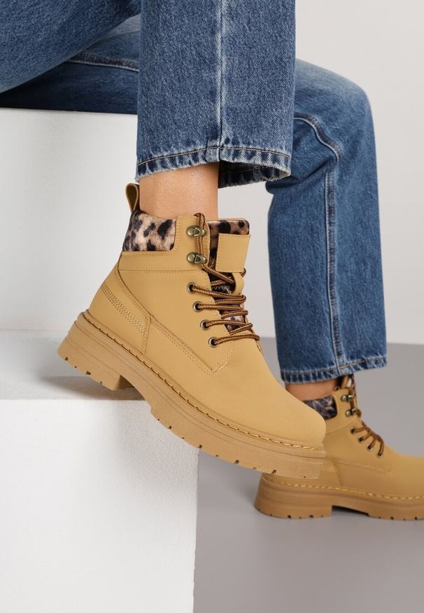 Renee - Brązowe Trapery ze Wstawkami we Wzór Vetiara. Nosek buta: okrągły. Zapięcie: sznurówki. Kolor: brązowy. Materiał: skóra, materiał. Sezon: zima. Obcas: na obcasie. Wysokość obcasa: niski