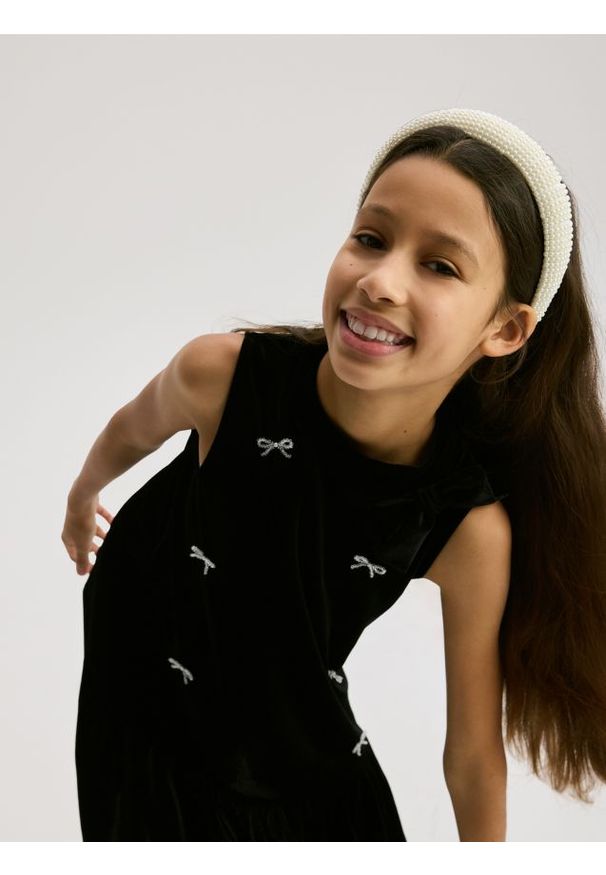 Reserved - Welurowa sukienka w kokardki - czarny. Typ kołnierza: kokarda. Kolor: czarny. Materiał: welur