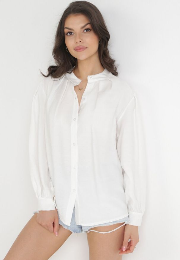 Born2be - Biała Koszula z Plisowanymi Rękawami Yelia. Kolor: biały. Styl: elegancki