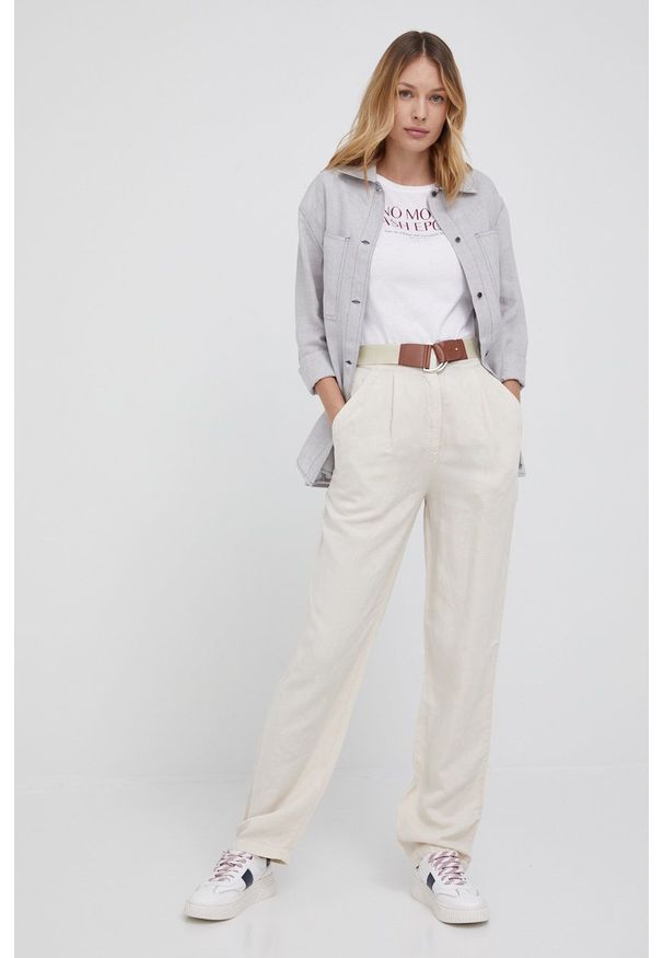 Emporio Armani koszula lniana damska kolor szary regular z kołnierzykiem klasycznym. Okazja: na co dzień. Typ kołnierza: kołnierzyk klasyczny. Kolor: szary. Materiał: len. Długość rękawa: długi rękaw. Długość: długie. Wzór: gładki. Styl: klasyczny