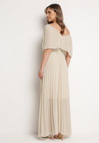 Born2be - Beżowa Sukienka Plisowana z Szeroką Falbaną Przy Dekolcie Dinara. Kolor: beżowy. Styl: wizytowy. Długość: maxi #2