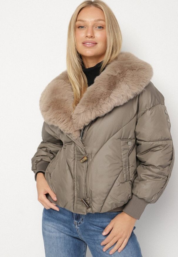 Born2be - Ciemnozielona Pikowana Kurtka o Pudełkowym Kroju z Kapturem z Futerkiem Rivitta. Okazja: na spotkanie biznesowe, do pracy, na co dzień. Typ kołnierza: kaptur. Kolor: zielony. Materiał: futro. Wzór: aplikacja, paski. Styl: elegancki, casual, klasyczny, biznesowy