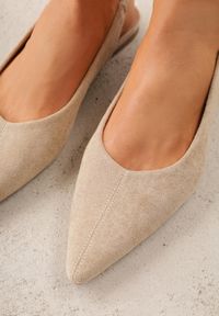 Renee - Jasnobeżowe Balerinki Typu Slingback Diarin. Nosek buta: otwarty. Kolor: beżowy. Materiał: zamsz, skóra. Sezon: lato. Obcas: na obcasie. Wysokość obcasa: niski #4