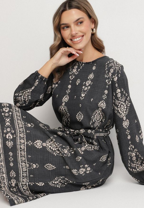 Born2be - Ciemnoszara Sukienka we Wzory Boho Pudełkowa z Paskiem w Talii Lisanea. Okazja: na co dzień. Kolor: szary. Materiał: materiał. Długość rękawa: długi rękaw. Typ sukienki: w kształcie A. Styl: boho