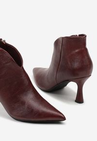 Renee - Bordowe Eleganckie Botki na Klepsydrze ze Szpiczastym Noskiem Sulibbia. Nosek buta: szpiczasty. Kolor: czerwony. Materiał: satyna, jeans. Obcas: na obcasie. Styl: elegancki. Wysokość obcasa: średni